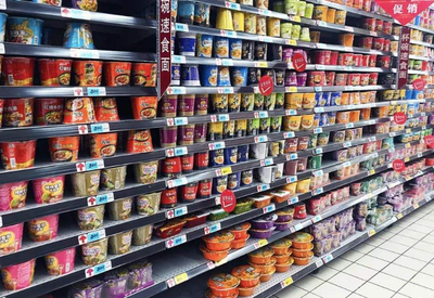 超市貨架何以屢屢告急？剖析四類易搶購食品背后的消費心理與市場邏輯